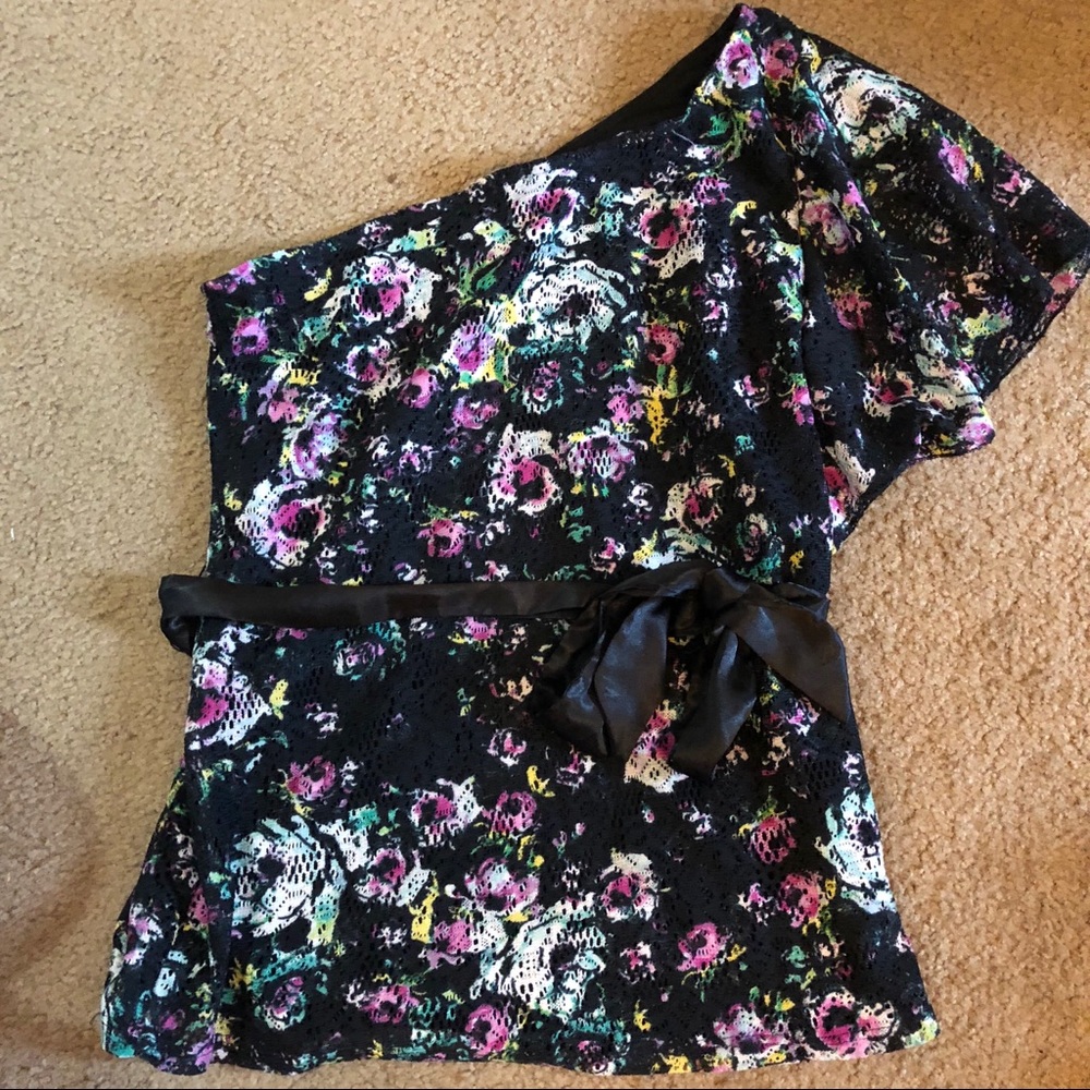 NWOT crochet floral flutter sleeve 1-shoulder top
